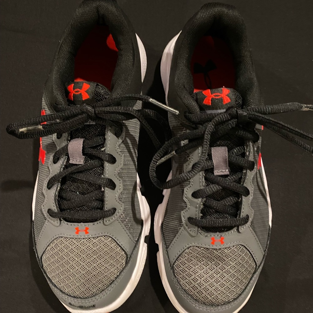 Under Armour Big Kids BGS Micro G Assert 6 Running Shoe size 4.5